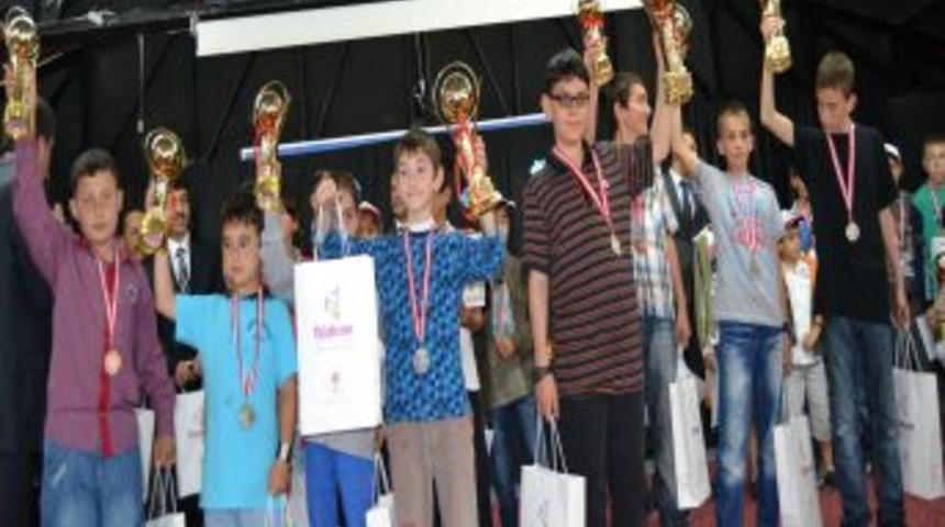 Turhal'da Satran&ccedil; Birincileri &Ouml;d&uuml;llerini Aldı