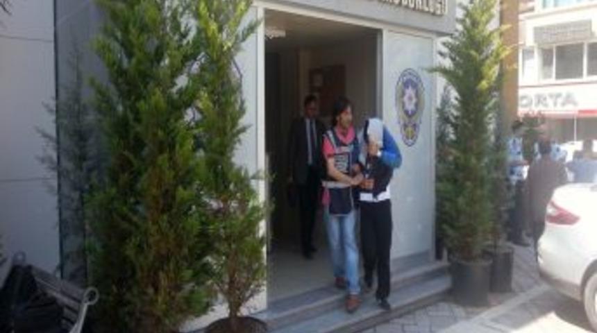 Telefonla Dolandırıcılık Yapan Ş&uuml;phelilerden Biri Yakalandı