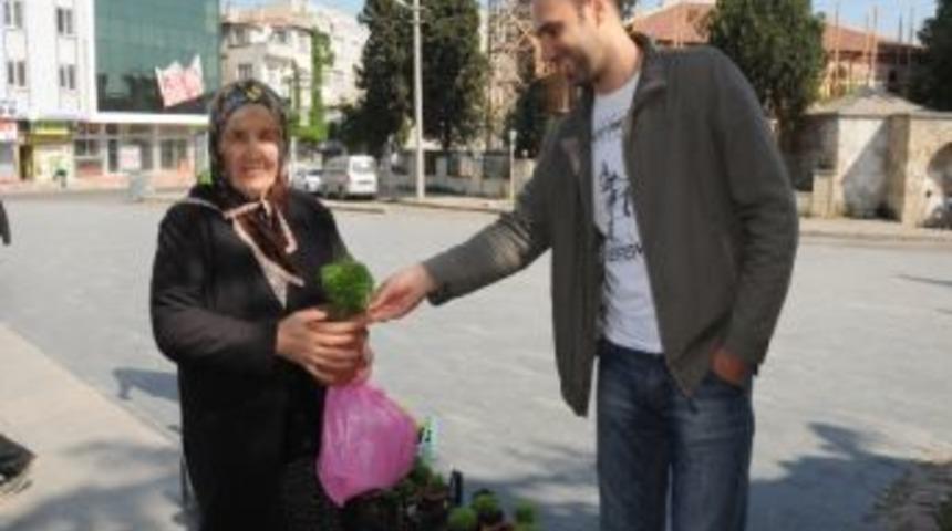 Anneler G&uuml;n&uuml;nde &Ccedil;i&ccedil;ek Dağıtıldı