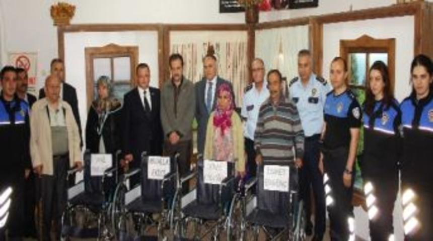 Engellilere Tekerlekli Sandalye Hediyesi