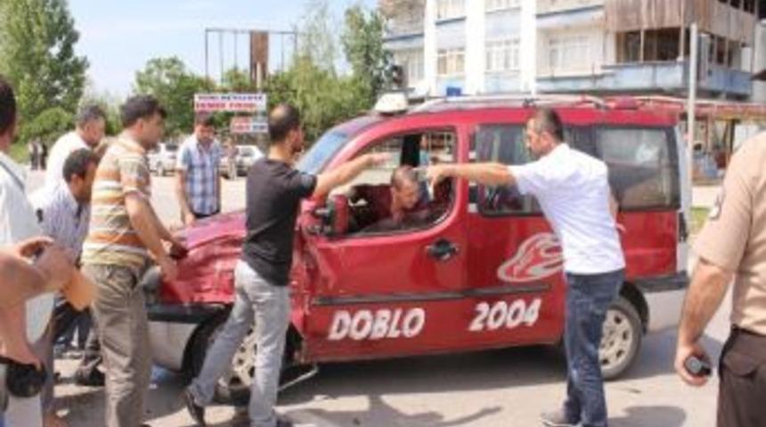 &Ccedil;arşamba&rsquo;da Kaza: 2 Yaralı