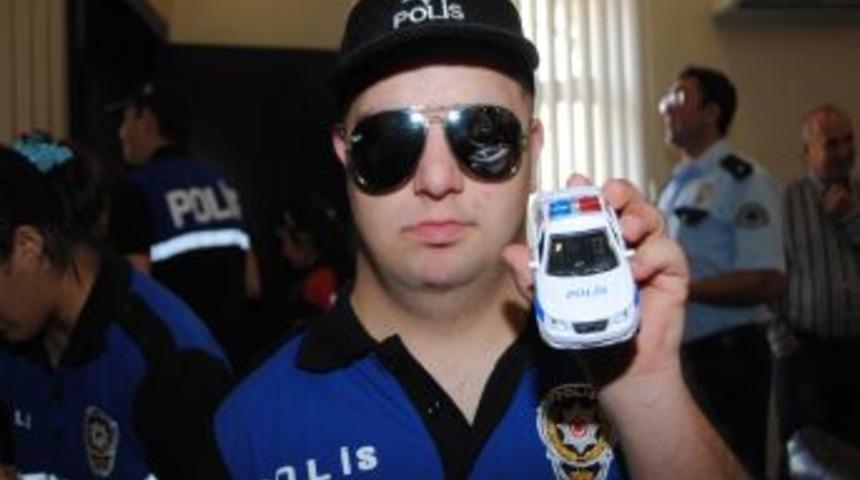 Engelli &Ouml;ğrenciler, Sorunlarına Polis Elbisesi Giyerek Dikkat &Ccedil;ekti