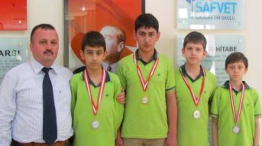 Safvet Koleji Matematik Olimpiyatından 1 Altın 3 G&uuml;m&uuml;ş Madalya Ile D&ouml;nd&uuml;