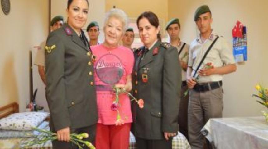 Kadın Jandarmalardan Huzur Evine Ziyaret