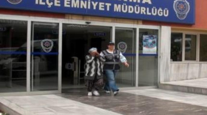 Yaşlı Kadın &Ccedil;antasında Esrarla Yakalandı