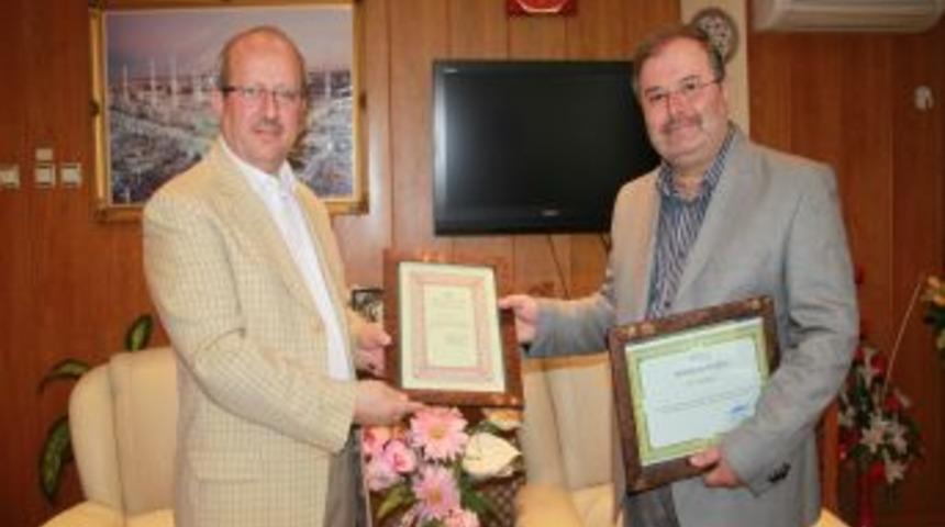 Diyanet İşleri Başkanı G&ouml;rmez&lsquo;den Adanalı Hayırsevere Teşekk&uuml;r Belgesi