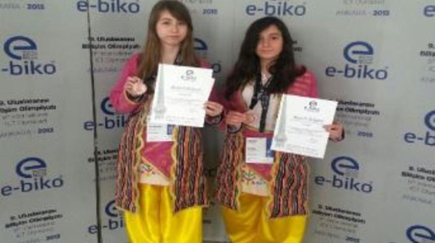 &Ouml;zel Nil&uuml;fer Safvet Koleji E-Biko'da D&uuml;nya 3.s&uuml; Oldu