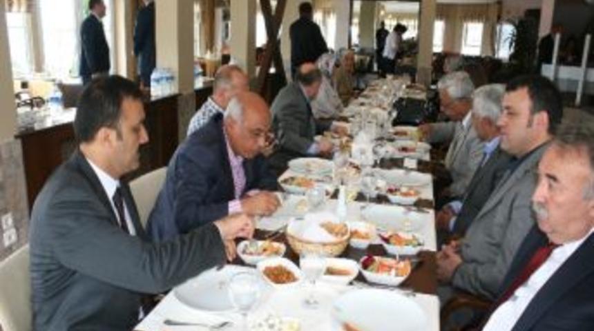 D&uuml;zce'de G&ouml;rev Yapan Belediye Başkanları Toplandı