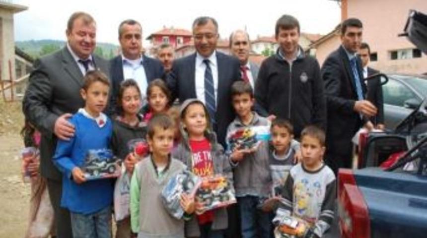 K&uuml;tahya Valisi &Ccedil;ocuklara Oyuncak Dağıttı