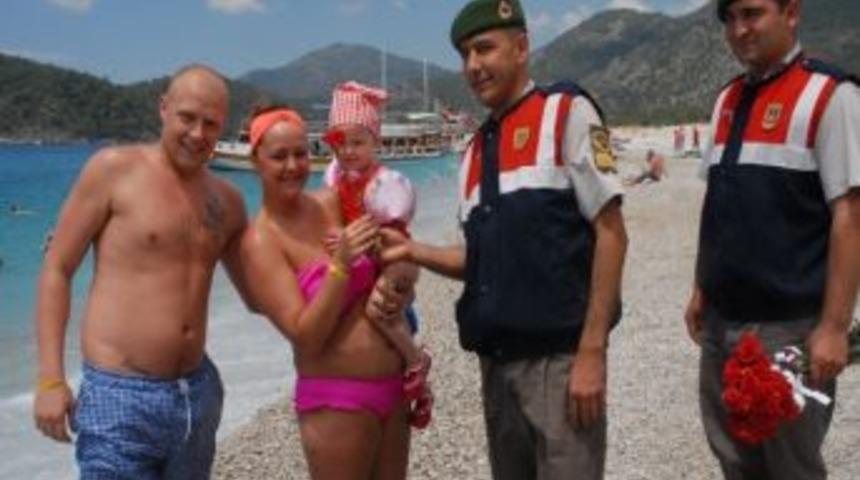 Jandarma Annelere Karanfil Dağıttı