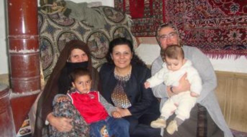 Pazaryolu'nda Ayı Saldırısında Eşini Kaybeden &Ouml;zer 'Yılın Annesi' Oldu