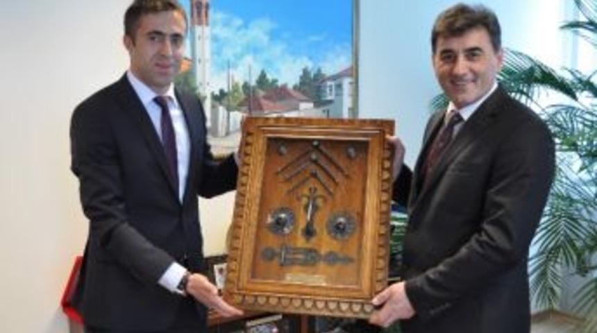Kosovalı Bakana İskilip Kapıları Minyat&uuml;r&uuml; Hediye Edildi