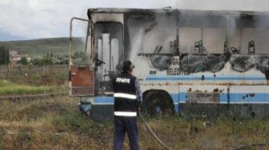 Park Halindeki Otob&uuml;s Alev Alev Yandı