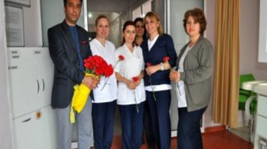 Sağlık-sen&rsquo;den Hemşirelere Karanfil