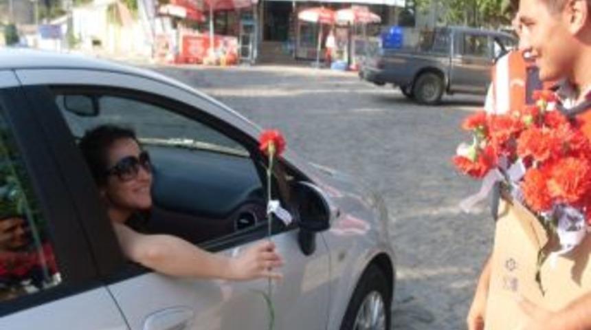 Didim'de Jandarma Ekipleri Anneleri Unutmadı