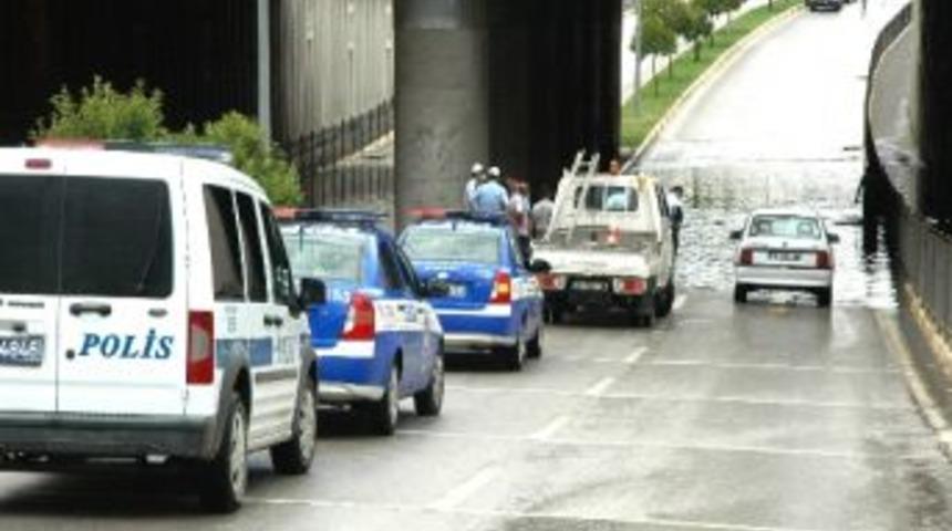 Denizli'de Şiddetli Yağmur Alt Ge&ccedil;idi Kapattı
