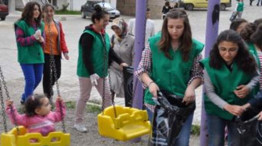 &Ouml;ğrenciler, &Ccedil;evre Bilinci Oluşturmak I&ccedil;in Mahalleleri Temizliyor