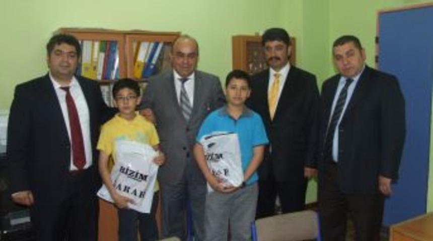 YOGİSAD Başkanı &Ccedil;elik, Başarılı &Ouml;ğrencileri &Ouml;d&uuml;llendirdi