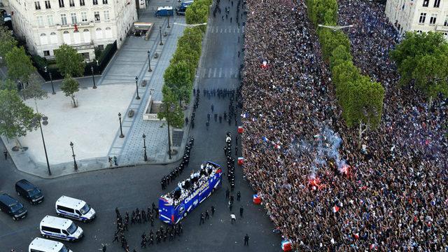 Dünya Kupası şampiyonu Fransa'ya görkemli karşılama