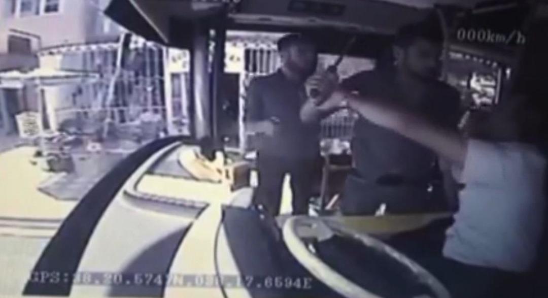 Otob&uuml;s şof&ouml;r&uuml;ne d&ouml;ner bı&ccedil;aklı saldırı 