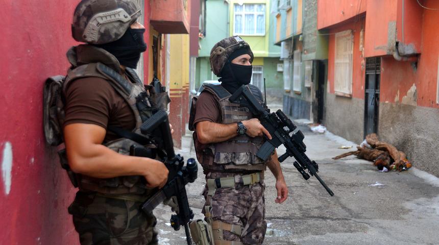 Adana'da şafak operasyonu! Uyuşturucu satıcılarına g&ouml;zaltı