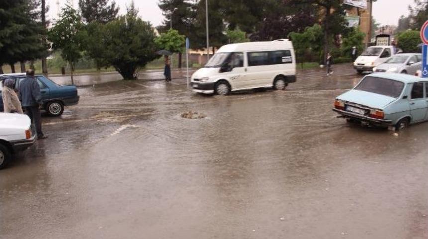 Sağanak Yağış Taşkına Neden Oldu