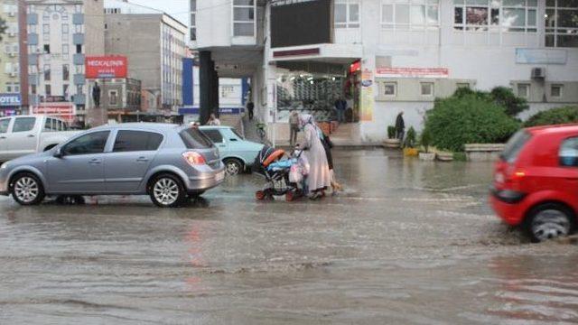 Sağanak Yağış Taşkına Neden Oldu