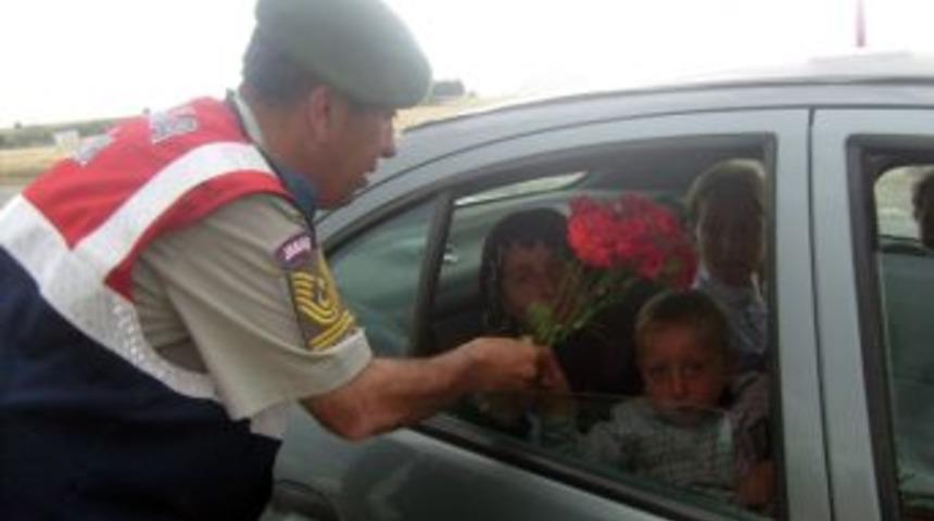 Jandarmadan Annelere &Ccedil;i&ccedil;ek