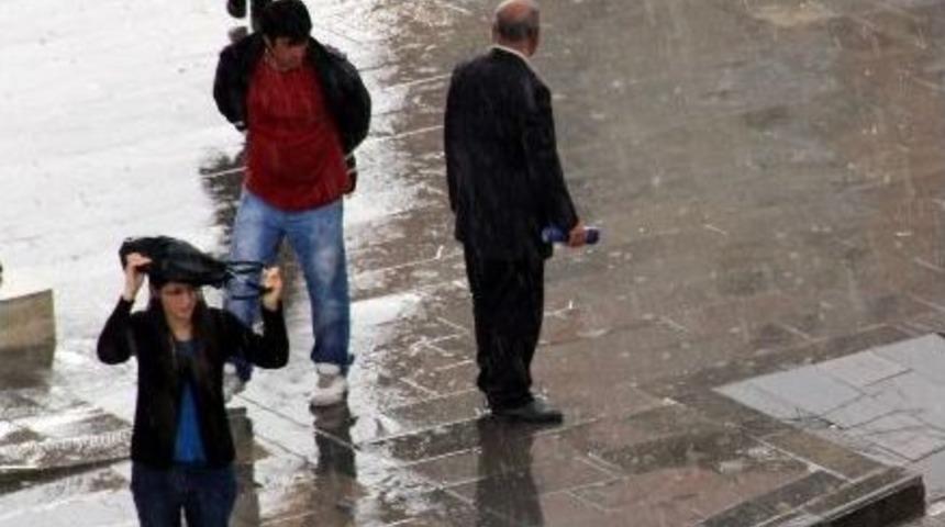 Erzurum&rsquo;da Doluyla Karışık Yağan Sağanak Yağmur, Etkili Oldu