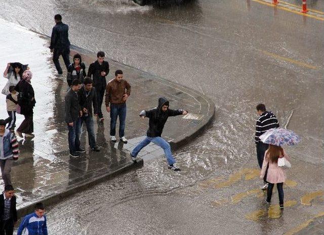 Erzurum’da Doluyla Karışık Yağan Sağanak Yağmur, Etkili Oldu