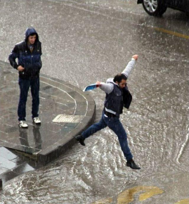 Erzurum’da Doluyla Karışık Yağan Sağanak Yağmur, Etkili Oldu