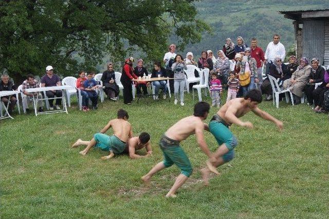 Hem Hıdrellezi, Hem De Anneler Gününü Kutladılar