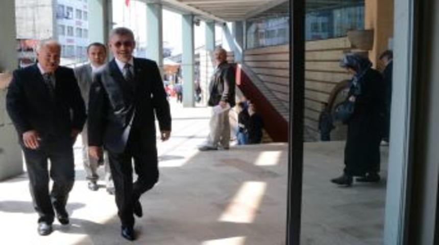 Vali Savur, Bakanın Konvoyunda Kaza Ge&ccedil;iren Sağlık&ccedil;ıyı Ziyaret Etti