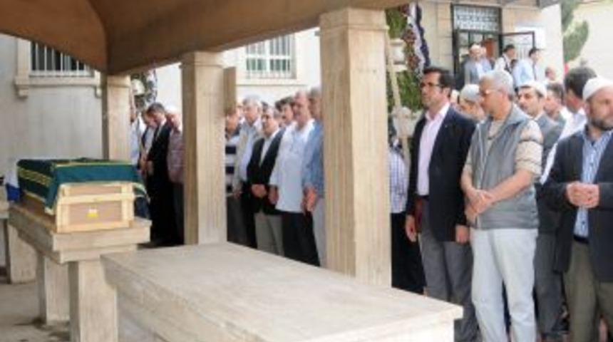 Yurtdışına Gidip Babasının Hayalini Ger&ccedil;ekleştirilen Nazife Toprağa Verildi