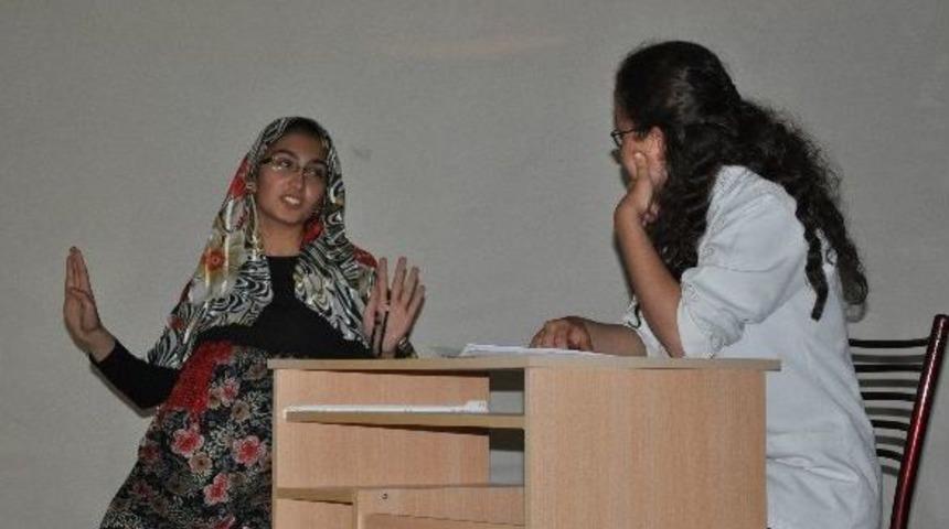 &Ouml;ğrencilerden Tiyatrolu Hemşireler G&uuml;n&uuml; Kutlaması