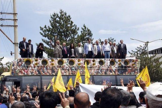 Bdp’li Vekiller Ahlat’ta Barış Mesajları Verdi