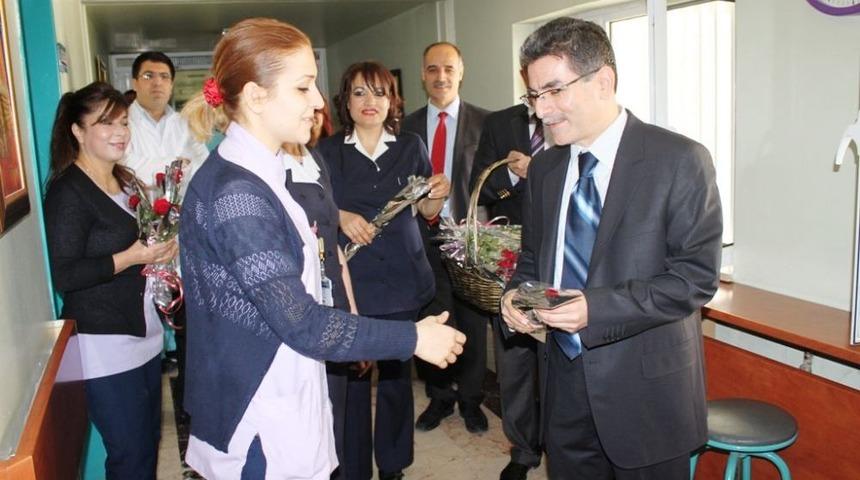 Fırat &Uuml;niversitesi Hastanesi Hemşirelerine G&uuml;l Dağıtıldı