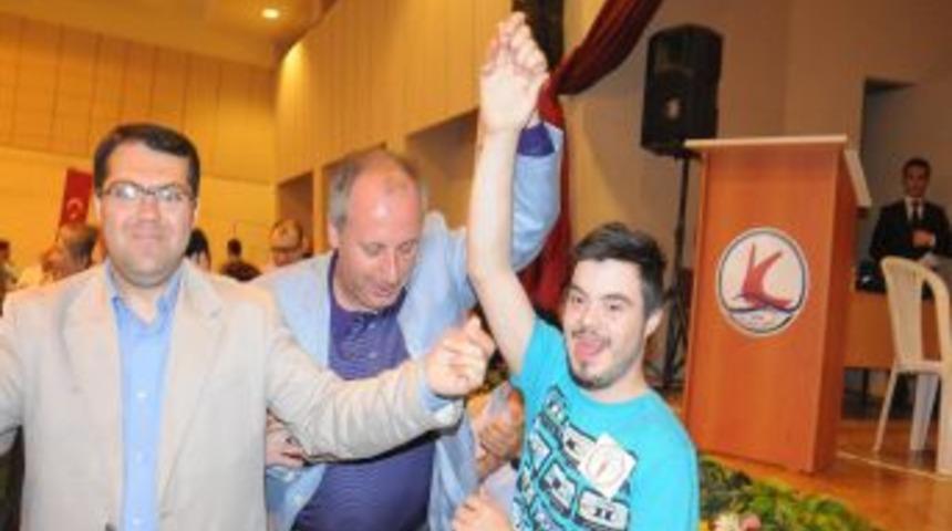 CHP'li İnce Engellilerle &Ccedil;iftetelli Oynadı