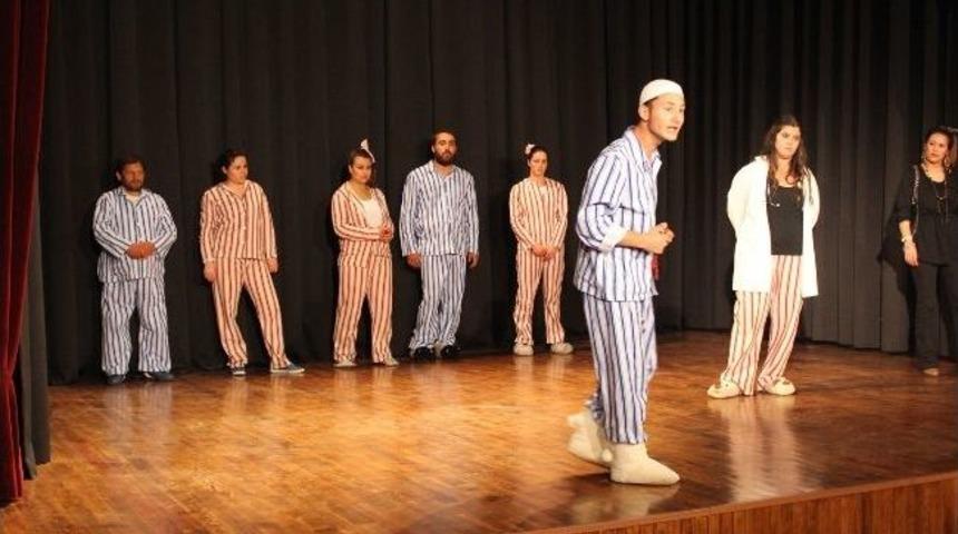 Urla Bademler Köy Tiyatrosu Deliler'i Sahneledi