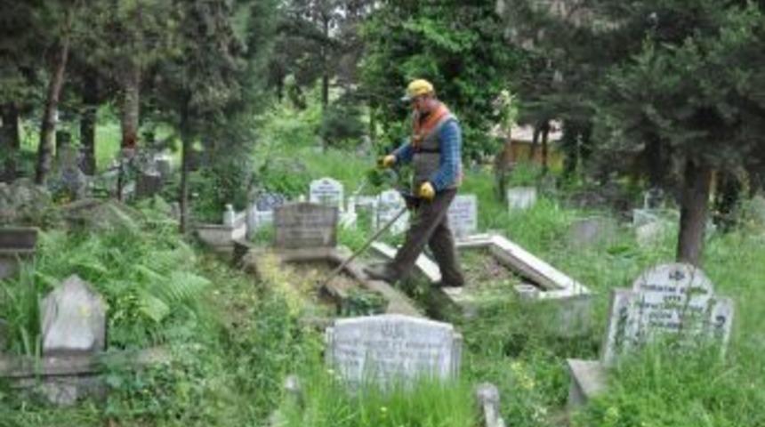 Mezarlıklar temizleniyor