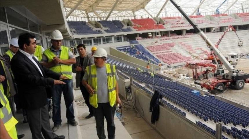 Vali G&uuml;zeloğlu Stadyumda İncelemelerde Bulundu