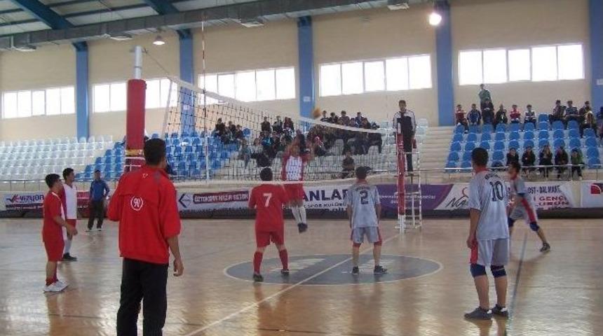 Korkuteli'nde Liseler Arası Voleybol Turnuvası Başladı
