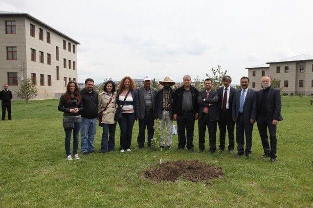 Ağrı İbrahim Çeçen Üniversitesi’nde Fidan Dikimi