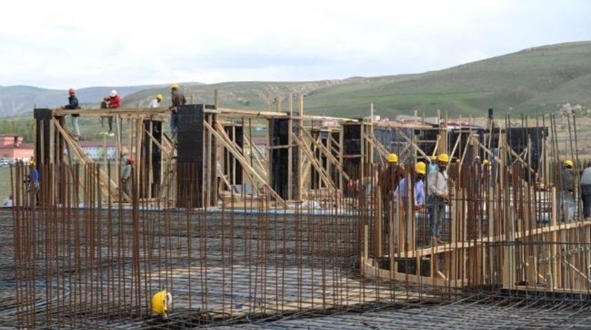 Vali Karaloğlu &lsquo;nur Tatar Kapalı Spor Salonu&rsquo;nda İncelemelerde Bulundu