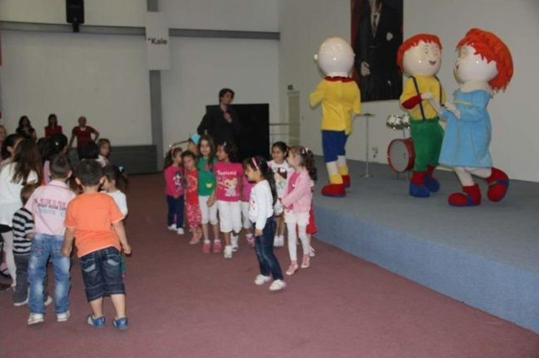 &Ccedil;izgi Film Kahramanından &Ccedil;ocukalara S&uuml;rpriz