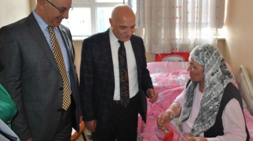 Ak Parti Milletvekilleri Hemşirelerin G&uuml;n&uuml;n&uuml; Kutladı