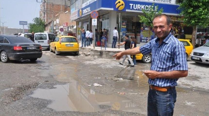 Karayolundaki Çukurlara Sürücülerden Tepki