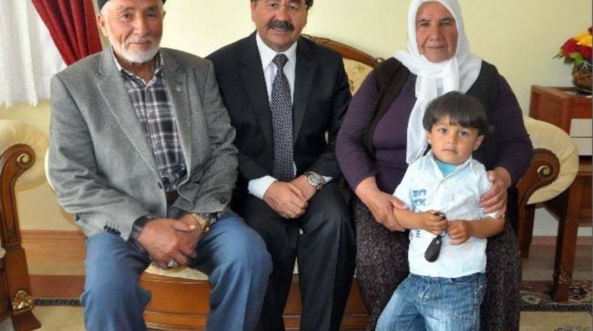 Başkan Odabaşı Şehit Ailesini Ziyaret Etti