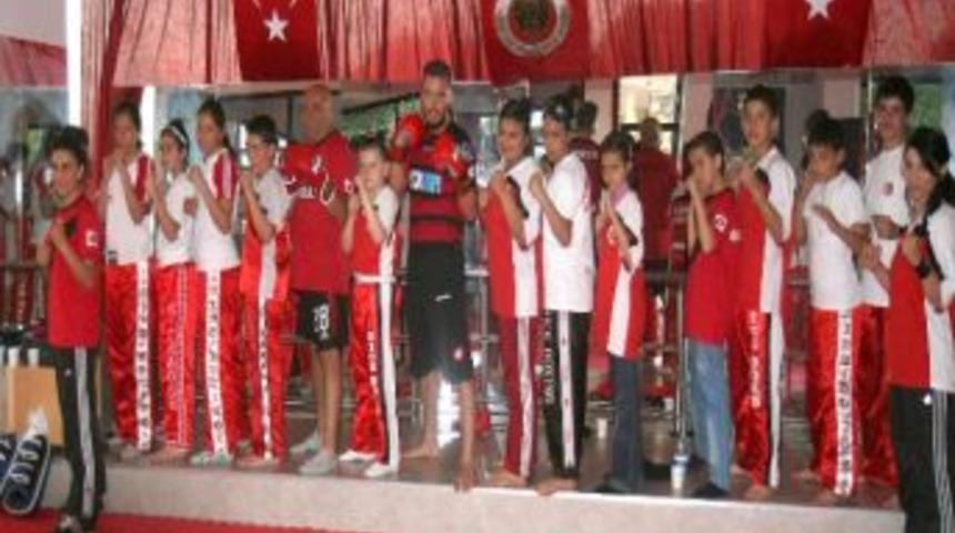 Gençlerbirliği Futbolcusu Aykut'tan Minik Kick Boksçulara Ziyaret