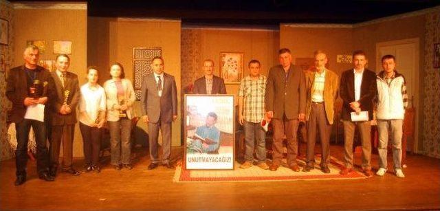 Festivalde Tiyatro’da 25. Yılını Dolduranlara Ödülleri Verildi